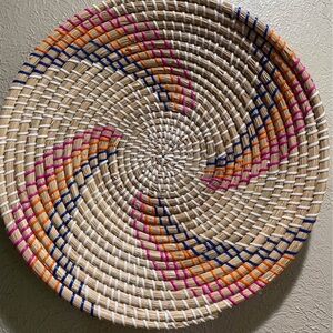Sea Grass Woven Wall Basket, with Spiral Design
16 inch Round